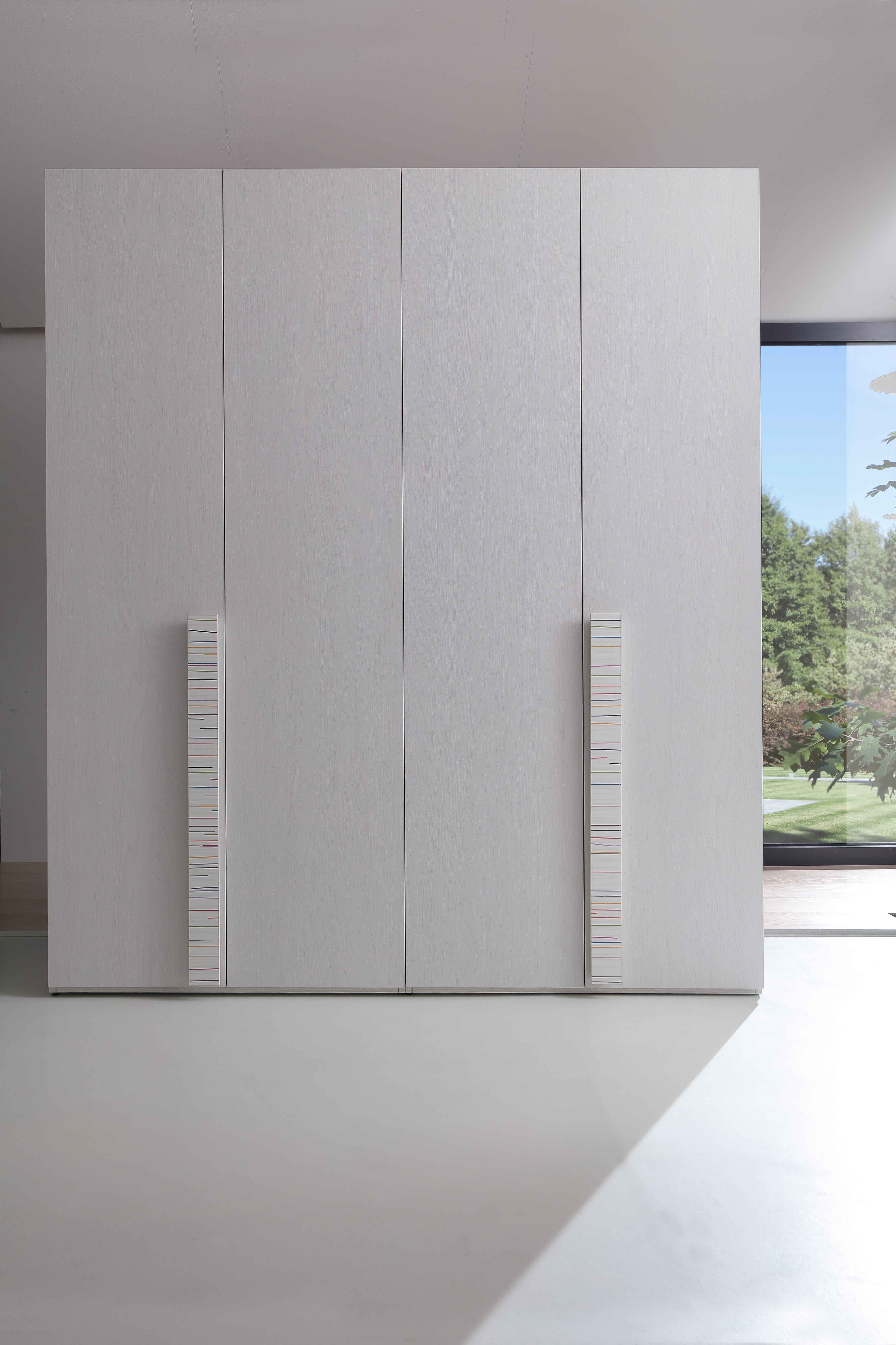 Armadio bianco a 4 ante con maniglie verticali decorative
