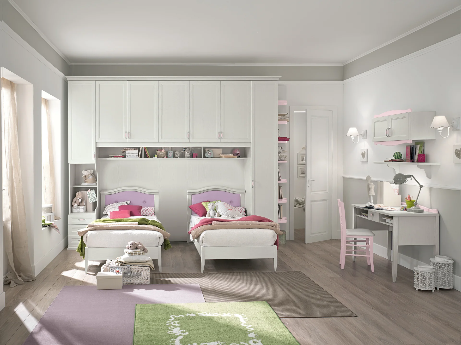 Cameretta shabby doppia per due sorelle con armadi a ponte e testiere rosa