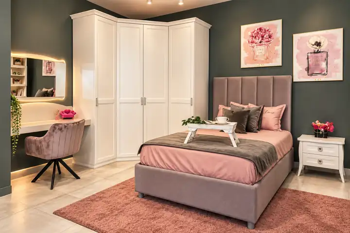 Cameretta Shabby Chic con cabina armadio angolare, letto imbottito da una piazza e mezza con contenitore e zona trucco con specchio illuminato. Livein Camerette Mugnano.