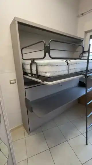 Letto a scomparsa Magic Doppio a castello aperto con sponda e scaletta - Livein Camerette