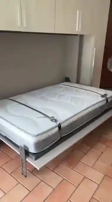 Letto a scomparsa Magic aperto con materasso in casa abitata - Livein Camerette