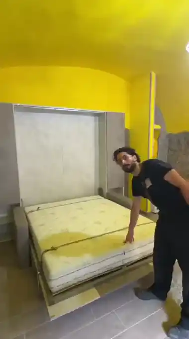 Letto a scomparsa Magic matrimoniale aperto sopra il divano - Livein Camerette