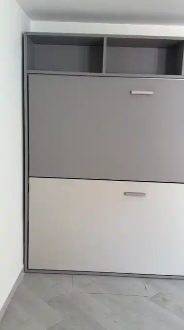Letto a scomparsa Magic Doppio chiuso, parete con vani a giorno - Livein Camerette